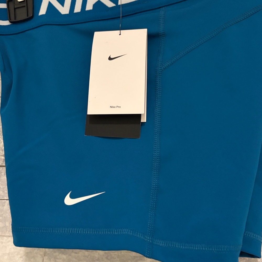 New!! Nike Pro women's 3" shorts - Picture 2 of 5